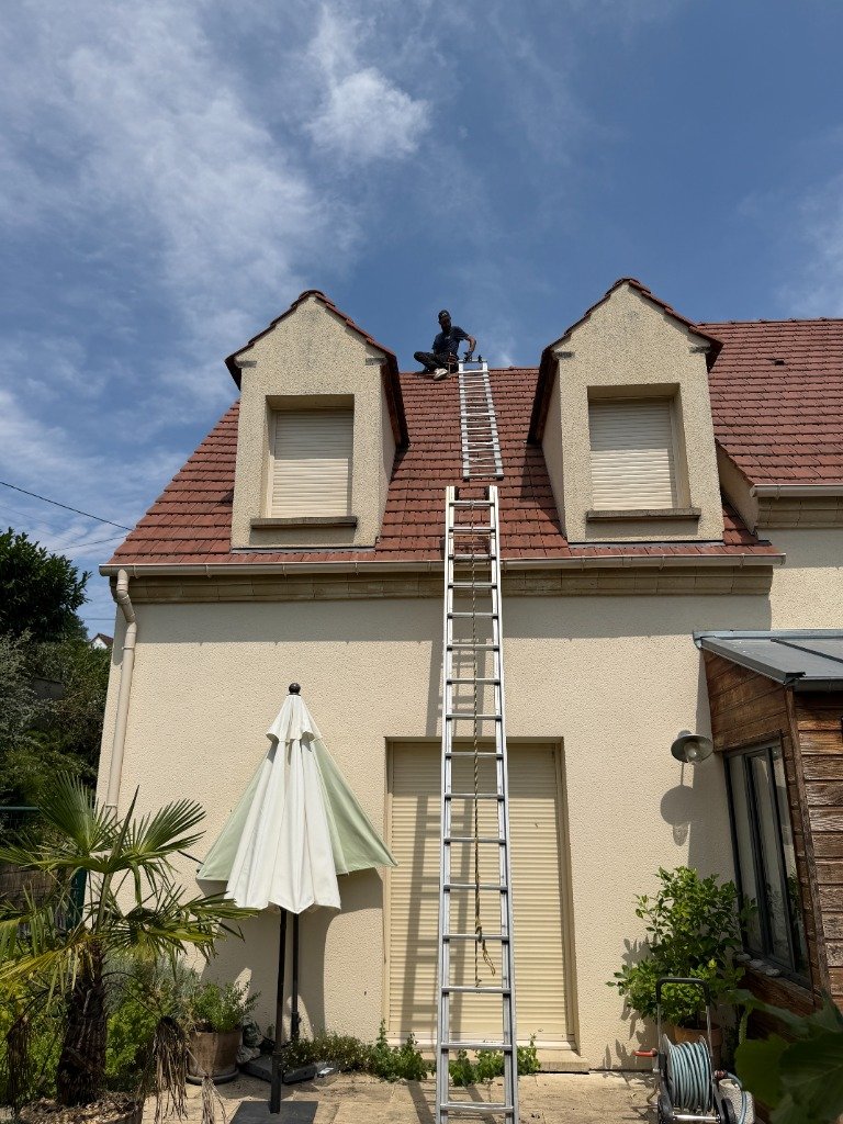 Artisan couvreur en intervention sur toiture