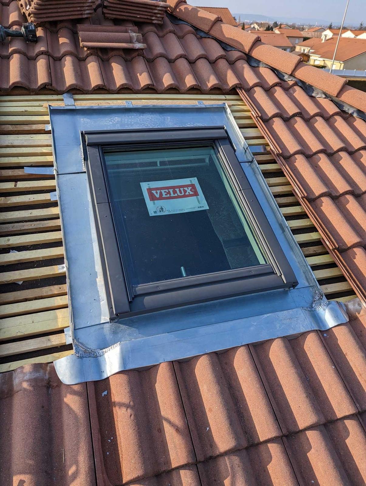 Pose de fenêtre de toit Velux sur toiture en zinc