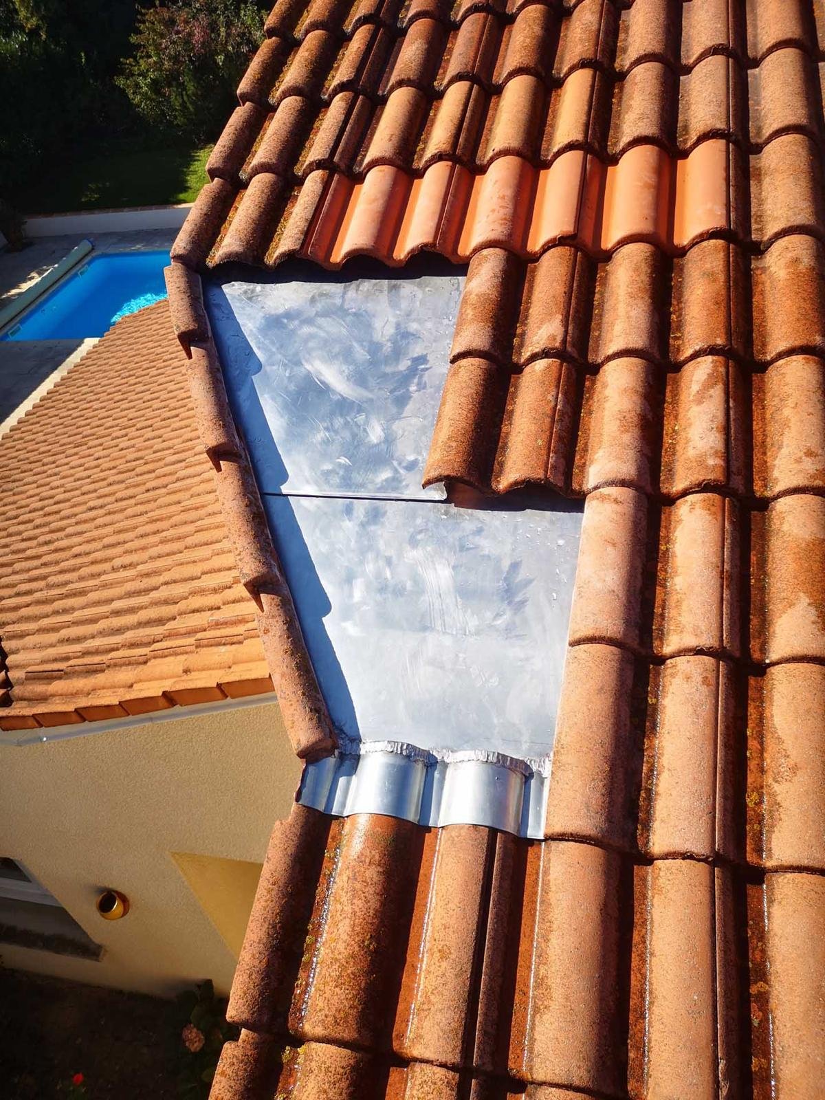 Façonnage et pose de noue en zinc sur toiture tuiles